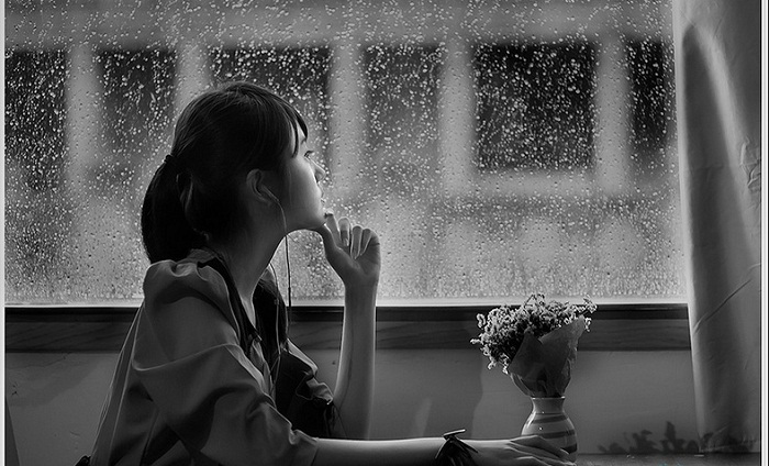 <br />
Nhờ mưa mang nỗi nhớ của em đi